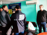 Cледователь ГФС на Днепропетровщине попался на взятке в 11 тысяч долларов, — ГБР