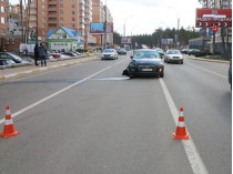 Под Киевом Hyundai снес двух девушек на дороге: момент страшного происшествия попал на видео