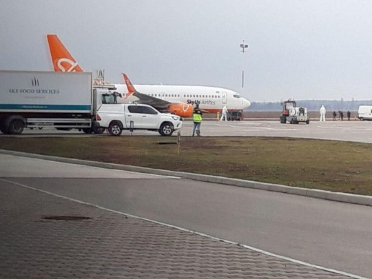 Самолет с эвакуированными из Уханя украинцами сел в Борисполе (фото, видео)