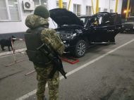 Заперся в авто на 6 часов: в джипе с дипномерами оказалась контрабанда (фото)