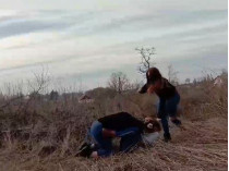 Избиение подростками девочки на камеру 