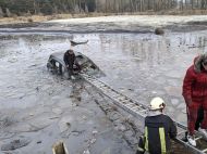 На Полтавщине авто с людьми влетело в ледяную воду: фото ЧП