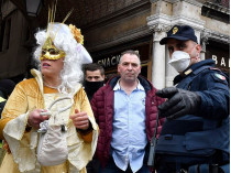 Полицейский в маске на карнавале в Венеции