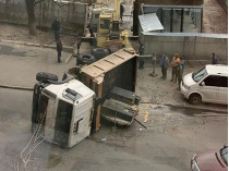 Опрокинувшийся грузовик заблокировал движение в центре Киева (фото, видео)