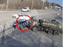 В Днепре машина влетела в колонну военной техники: момент происшествия попал на видео