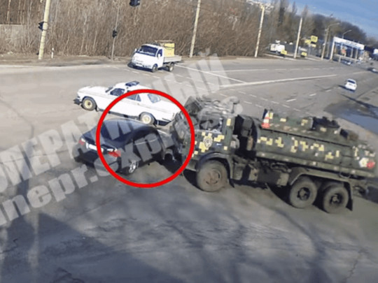 В Днепре машина влетела в колонну военной техники: момент происшествия попал на видео