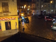 Во Львове вооруженный налетчик в маске очень быстро ограбил «ШвидкоГроші» (видео)