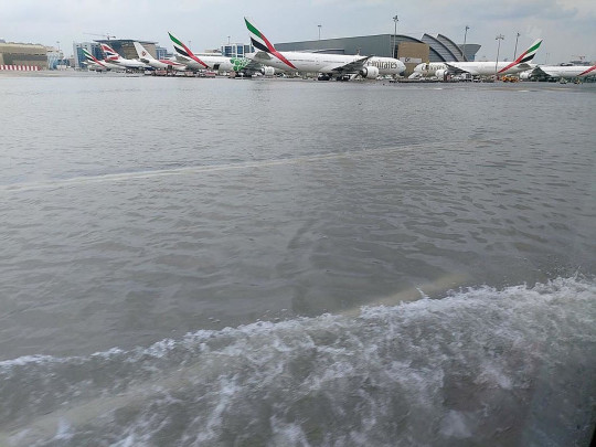 Из-за наводнения в аэропорту Дубая отменены десятки рейсов: впечатляющее видео