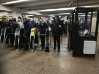 Люди у турникетов в метро Киева