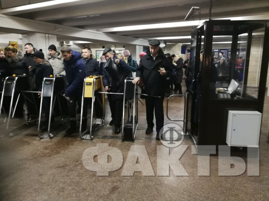 Люди у турникетов в метро Киева