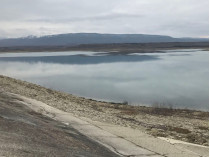 Воды нет, но вы держитесь: на обмелевшем Тайганском водохранилище в Крыму появились острова (видео)