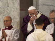 Папа Римский с носовым платком
