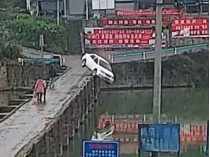 Машина падает в реку