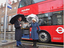 Принц Чарльз и Камилла возле автобуса