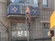 голый на балконе в Черноморске