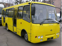 «Обычная столичная маршрутка»: в Киеве микроавтобус с пассажирами на ходу потерял колесо (видео) 