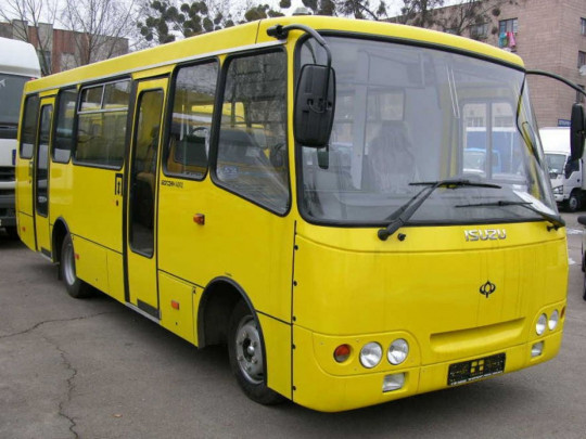 «Обычная столичная маршрутка»: в Киеве микроавтобус с пассажирами на ходу потерял колесо (видео) 
