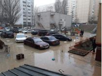 В Киеве затопило парковку с десятками авто (фото)