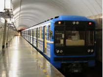 Парень устроил романтический сюрприз незнакомке в харьковском метро: видео позабавило сеть