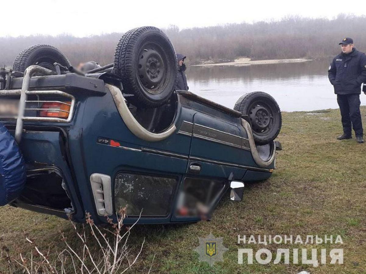 Под Черниговом машина слетела с дороги в реку и утонула: водителю спастись  не удалось (фото) - «ФАКТЫ»