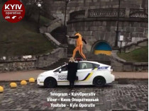 Парень пробежался по машине патрульных в центре Киева: сеть возмутило видео