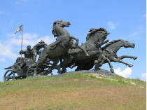 Памятник «Легендарная тачанка» в Каховке