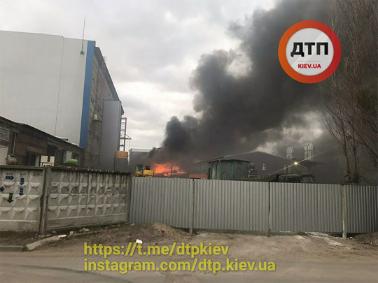 Пожар на химзаводе в Киеве: появились подробности (фото)