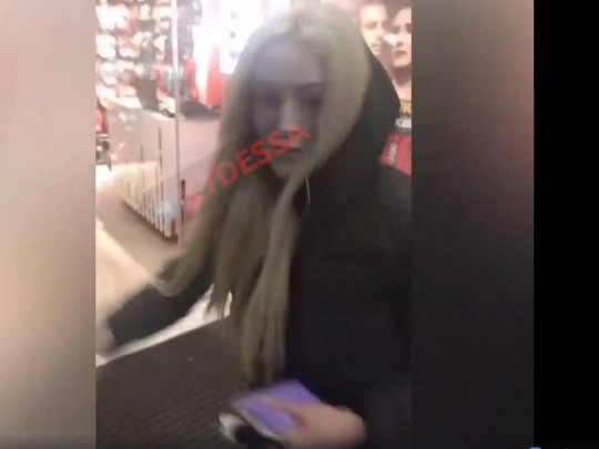 блондинка напала на охранника в Одессе