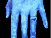 Рука в ультрафиолетовом свете