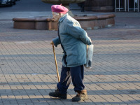 Пенсионерка на улице