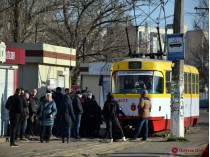 в Одессе люди блокируют транспорт