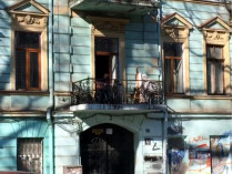 гитарист сыграл на балконе в центре Одессы