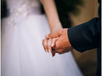 Руки жениха и невесты