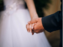 Руки жениха и невесты