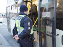 Полиция контролитует людей в транспорте