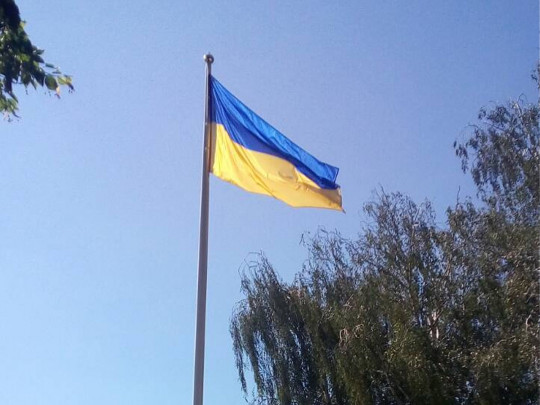 Подростки пытались сжечь флаг Украины в центре Киева (видео)