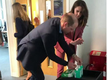 принц Уильям и Кейт Миддлтон обрабатывают руки антисептиком