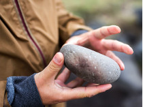 камень в руке