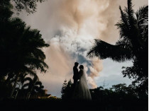 Жених и невеста на фоне вулкана