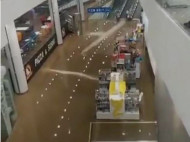 Появилось видео последствий жуткого потопа в Ocean Plaza