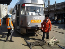 пассажир лег на рельсы перед трамваем в Одессе