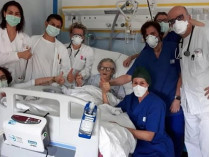 Выздоровевшая 95-летняя итальянка с врачами