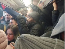 Люди в вагоне лондонского метро