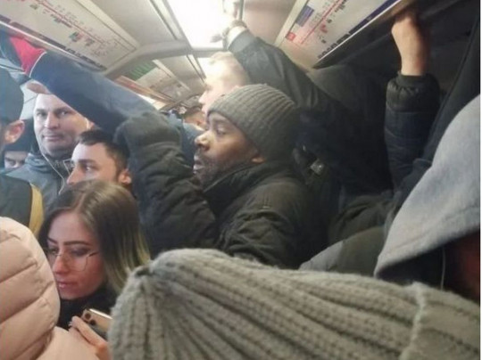 Люди в вагоне лондонского метро