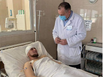 Доктор Сергей Рыженко и раненый