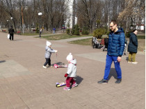дети гуляют в парке 