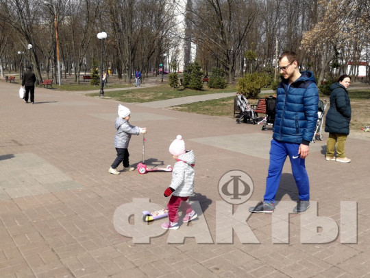 дети гуляют в парке 
