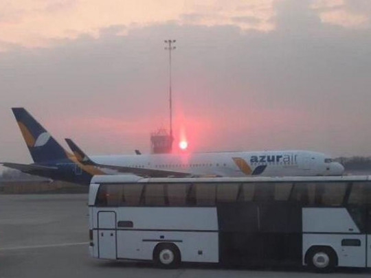 Возвращенные из Бали украинцы набросились на стюардессу самолета: в сеть попало видео