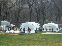 Палатки для зараженных в Нью-Йорке