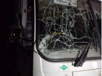 Разбитое стекло в автобусе